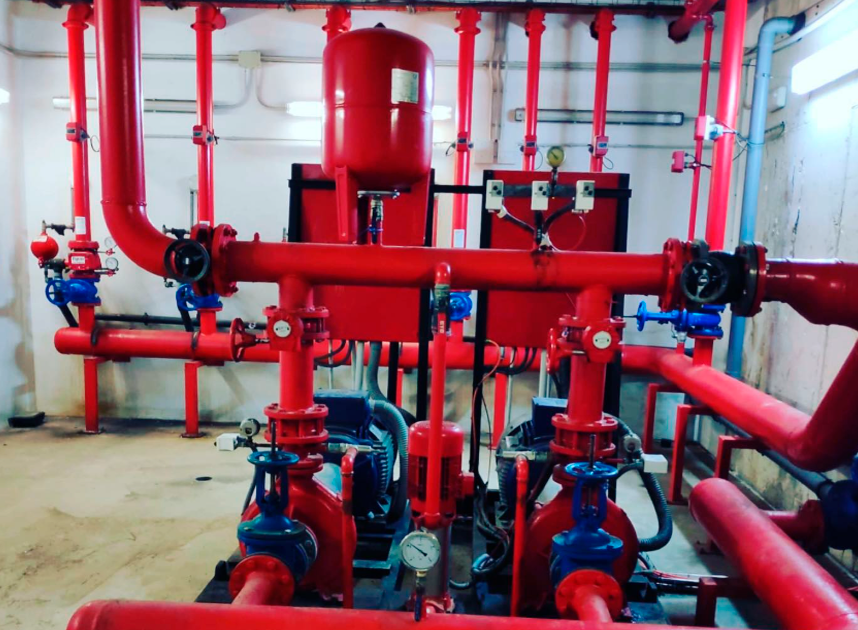 Grupo de presión contra incendios conforme a normativa, componente clave en sistemas PCI industriales.